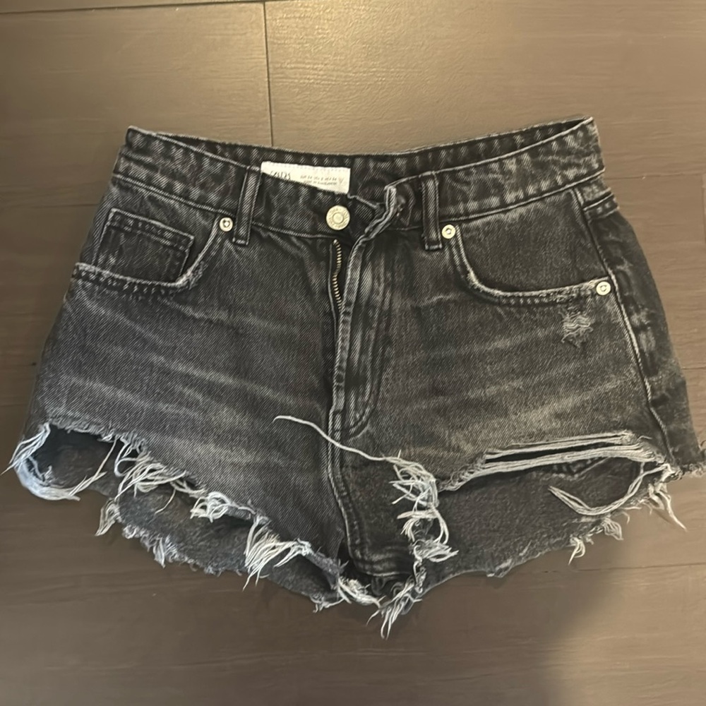 Zara denim shorts size women’s sz 2 runs small lightly worn in great condition